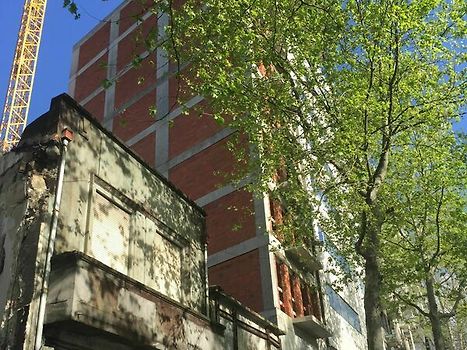 Edificio en construcción anexo al alojamiento